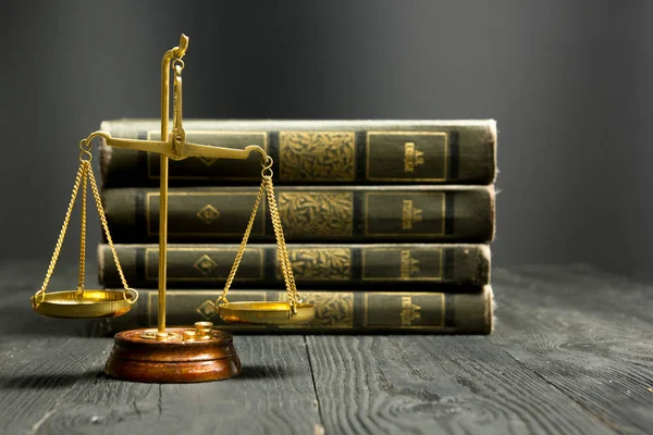 Έννοια δικαίου - Βιβλίο ανοιχτού δικαίου με ξύλινο σφυρί δικαστών στο τραπέζι σε δικαστήριο ή γραφείο επιβολής του νόμου που απομονώνεται σε λευκό φόντο. Αντιγραφή χώρου για κείμενο — Φωτογραφία Αρχείου