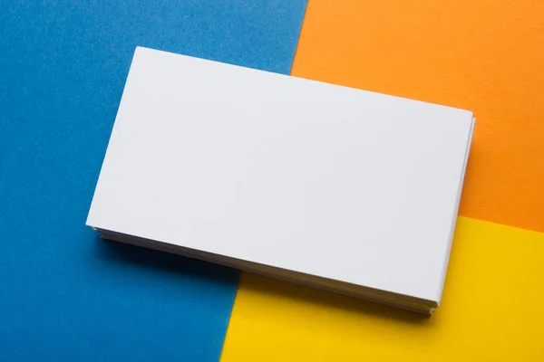 Επαγγελματικές κάρτες κενές. Mockup στο φόντο χρώμα. Επίπεδο Lay. αντίγραφο χώρου για κείμενο — Φωτογραφία Αρχείου