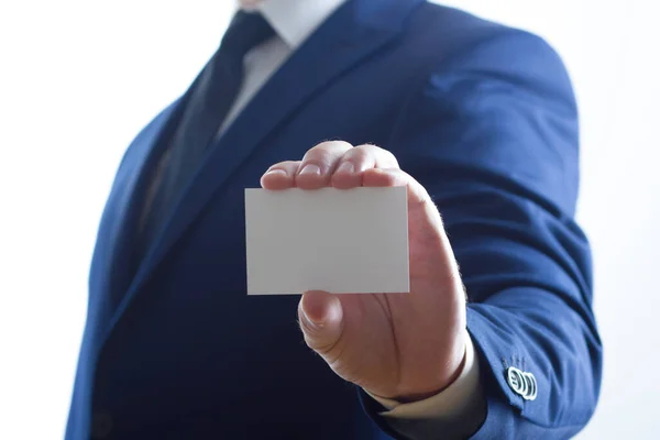 Mão segurando cartão de visita branco no fundo branco — Fotografia de Stock