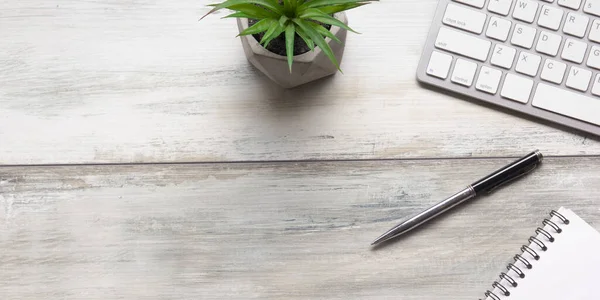 Escritorio blanco con laptop, smartphone y otros suministros de trabajo con taza de café. Vista superior con espacio de copia para introducir el texto. Diseñador de espacio de trabajo en mesa de escritorio elementos esenciales en la disposición plana — Foto de Stock