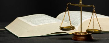 Hukuk konsepti - Beyaz arka planda izole edilmiş bir mahkeme salonunda ya da emniyet teşkilatında ahşap yargıç tokmağı olan bir hukuk kitabı. Metin için alanı kopyala