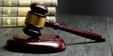 Hukuk konsepti - Beyaz arka planda izole edilmiş bir mahkeme salonunda ya da emniyet teşkilatında ahşap yargıç tokmağı olan bir hukuk kitabı. Metin için alanı kopyala