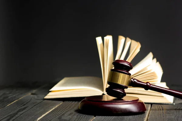 法律概念-公开的法律书籍，有木制法官在审判室或执法办公室的桌子上戴着木槌，与白人背景隔离。文本的复制空间 — 图库照片