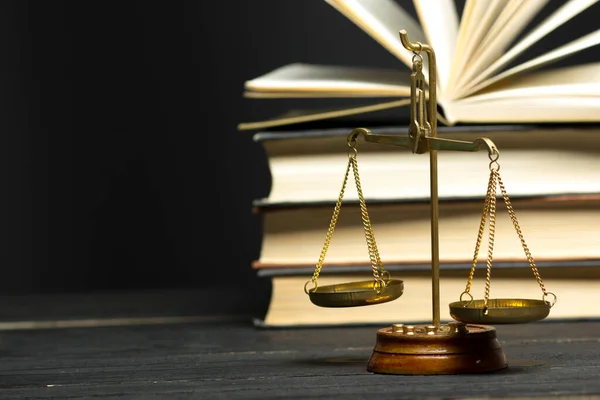 Concepto de ley: libro de leyes abierto con un mazo de jueces de madera sobre la mesa en una sala de tribunal o en una oficina de aplicación de la ley aislada en un fondo blanco. Copiar espacio para texto — Foto de Stock