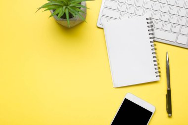 Bilgisayarlı beyaz masa ofisi, akıllı telefon ve bir fincan kahveli diğer iş malzemeleri. Metni kopyalamak için üst görünümü kullan. Desenci çalışma alanı düz masa üzerinde temel elementler yatıyordu