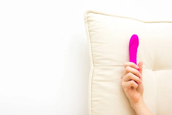 Mulher de mau gosto segurando um vibrador. Brinquedo sexual para adulto — Fotografia de Stock