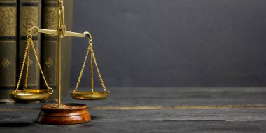 Hukuk konsepti - Beyaz arka planda izole edilmiş bir mahkeme salonunda ya da emniyet teşkilatında ahşap yargıç tokmağı olan bir hukuk kitabı. Metin için alanı kopyala