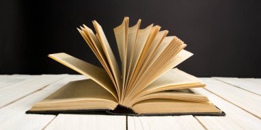 Hukuk konsepti - Beyaz arka planda izole edilmiş bir mahkeme salonunda ya da emniyet teşkilatında ahşap yargıç tokmağı olan bir hukuk kitabı. Metin için alanı kopyala