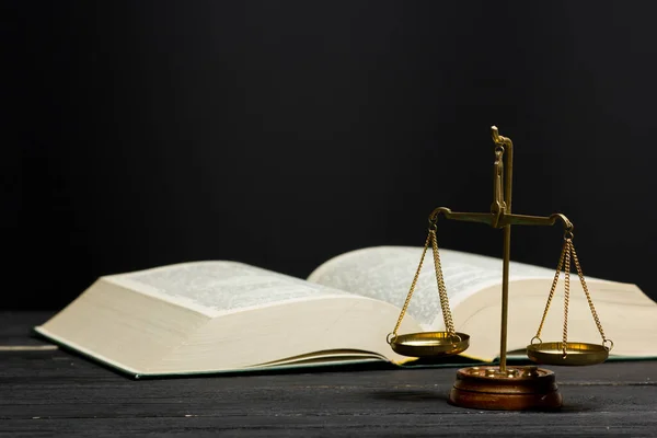 Concepto de ley: libro de leyes abierto con un mazo de jueces de madera sobre la mesa en una sala de tribunal o en una oficina de aplicación de la ley aislada en un fondo blanco. Copiar espacio para texto —  Fotos de Stock
