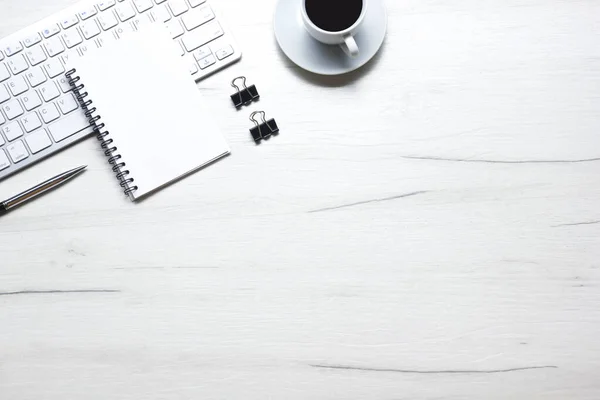 Escritório branco com laptop, smartphone e outros suprimentos de trabalho com xícara de café. Visão superior com espaço de cópia para entrada do texto. Espaço de trabalho de designer na mesa de mesa elementos essenciais em leigos planos — Fotografia de Stock