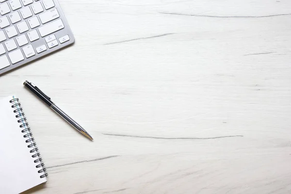 Escritorio blanco con laptop, smartphone y otros suministros de trabajo con taza de café. Vista superior con espacio de copia para introducir el texto. Diseñador de espacio de trabajo en mesa de escritorio elementos esenciales en la disposición plana — Foto de Stock