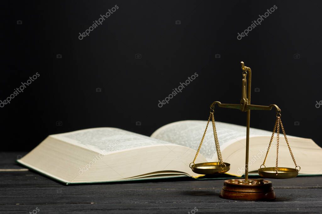 Concepto de ley: libro de leyes abierto con un mazo de jueces de madera