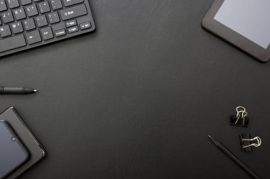 Ofis resepsiyon masası malzemeleri ile. Düz yatıyordu iş işyeri ve nesneleri. Üstten Görünüm. Metin için yer kopyalayın