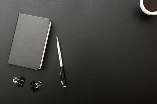 Mesa de escritório com suprimentos. Flat lay Negócios local de trabalho e objetos. Vista superior. Espaço de cópia para texto — Fotografia de Stock