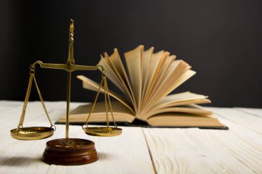 Hukuk konsepti - Beyaz arka planda izole edilmiş bir mahkeme salonunda ya da emniyet teşkilatında ahşap yargıç tokmağı olan bir hukuk kitabı. Metin için alanı kopyala