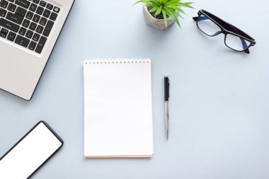 Ofis resepsiyon masası malzemeleri ile. Düz yatıyordu iş işyeri ve nesneleri. Üstten Görünüm. Metin için yer kopyalayın