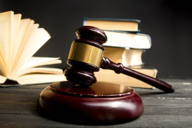 Hukuk konsepti - Beyaz arka planda izole edilmiş bir mahkeme salonunda ya da emniyet teşkilatında ahşap yargıç tokmağı olan bir hukuk kitabı. Metin için alanı kopyala