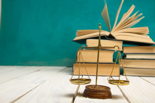 Law concept - Open wet boek met een houten rechters hamer op tafel in een rechtszaal of rechtshandhavingskantoor geïsoleerd op witte achtergrond. Kopieer ruimte voor tekst — Stockfoto