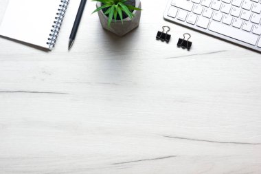 Bilgisayarlı beyaz masa ofisi, akıllı telefon ve bir fincan kahveli diğer iş malzemeleri. Metni kopyalamak için üst görünümü kullan. Desenci çalışma alanı düz masa üzerinde temel elementler yatıyordu