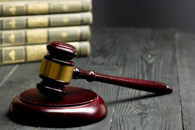 Hukuk konsepti - Beyaz arka planda izole edilmiş bir mahkeme salonunda ya da emniyet teşkilatında ahşap yargıç tokmağı olan bir hukuk kitabı. Metin için alanı kopyala