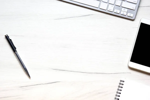 Escritorio blanco con laptop, smartphone y otros suministros de trabajo con taza de café. Vista superior con espacio de copia para introducir el texto. Diseñador de espacio de trabajo en mesa de escritorio elementos esenciales en la disposición plana — Foto de Stock