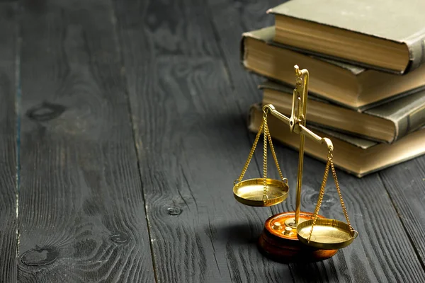 法律概念-公开的法律书籍，有木制法官在审判室或执法办公室的桌子上戴着木槌，与白人背景隔离。文本的复制空间 — 图库照片