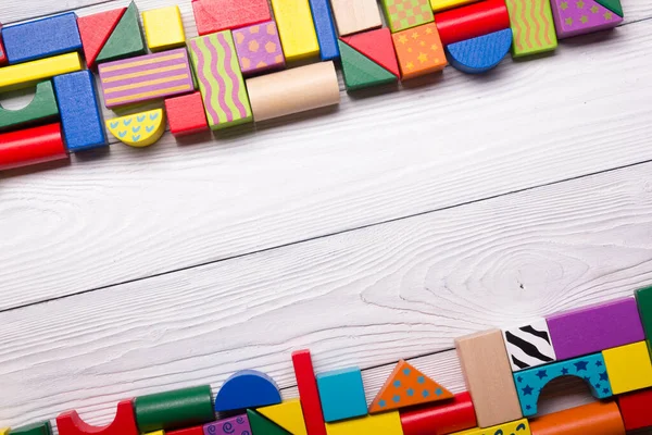 Beyaz zemin üzerine eğitim gelişmekte olan oyuncak çerçeve çocuklar. Üstten Görünüm. Düz yatıyordu. Metin için yer kopyalayın