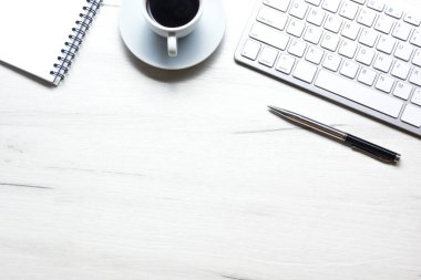 Bilgisayarlı beyaz masa ofisi, akıllı telefon ve bir fincan kahveli diğer iş malzemeleri. Metni kopyalamak için üst görünümü kullan. Desenci çalışma alanı düz masa üzerinde temel elementler yatıyordu
