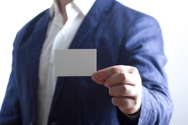 Beyaz arka plan üzerinde beyaz kartvizit tutan el