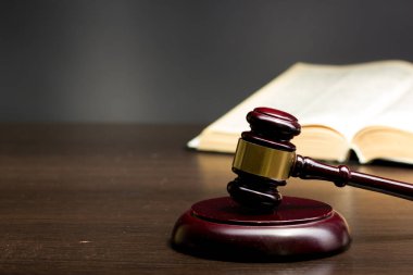 Hukuk konsepti - Beyaz arka planda izole edilmiş bir mahkeme salonunda ya da emniyet teşkilatında ahşap yargıç tokmağı olan bir hukuk kitabı. Metin için alanı kopyala