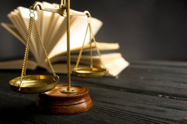 Hukuk konsepti - Beyaz arka planda izole edilmiş bir mahkeme salonunda ya da emniyet teşkilatında ahşap yargıç tokmağı olan bir hukuk kitabı. Metin için alanı kopyala