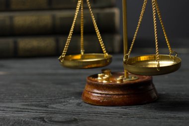 Hukuk konsepti - Beyaz arka planda izole edilmiş bir mahkeme salonunda ya da emniyet teşkilatında ahşap yargıç tokmağı olan bir hukuk kitabı. Metin için alanı kopyala