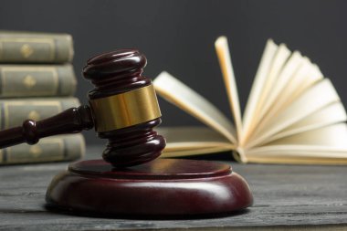 Hukuk konsepti - Beyaz arka planda izole edilmiş bir mahkeme salonunda ya da emniyet teşkilatında ahşap yargıç tokmağı olan bir hukuk kitabı. Metin için alanı kopyala