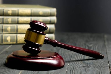 Hukuk konsepti - Beyaz arka planda izole edilmiş bir mahkeme salonunda ya da emniyet teşkilatında ahşap yargıç tokmağı olan bir hukuk kitabı. Metin için alanı kopyala