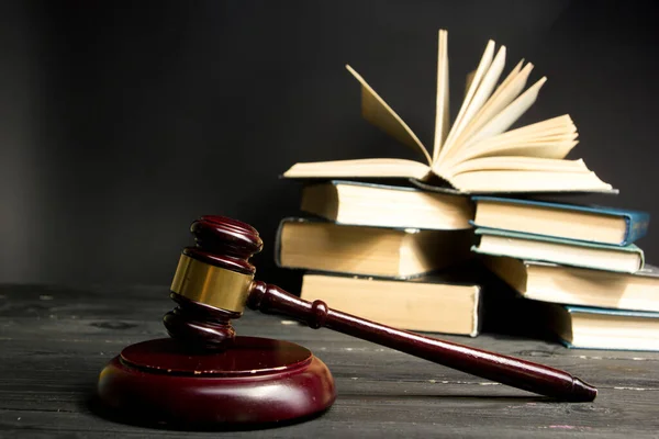 Jogi koncepció - Nyílt jogi könyv fából készült zsűri kalapáccsal az asztalon egy tárgyalóteremben vagy bűnüldöző hivatalban, fehér alapon elszigetelve. A szöveg másolási helye — Stock Fotó