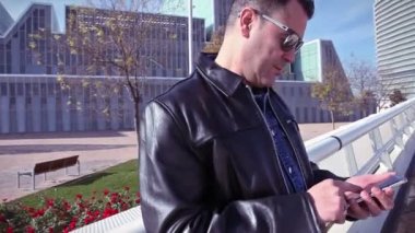 Cityscape ve iletişim kavramı. Smartphone üzerinde bir arama yaptıktan