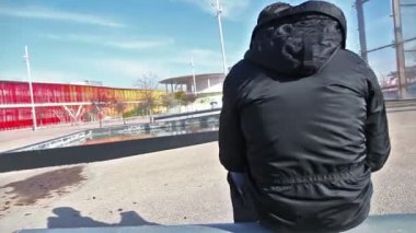 Mobil cihazlar bir yaşam tarzı. Internet kavramı. Güneş ve günbatımı