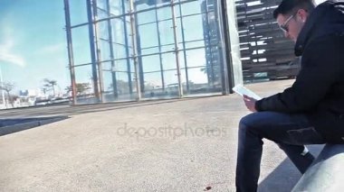 Mobil cihazlar bir yaşam tarzı. Internet kavramı. Güneş ve günbatımı