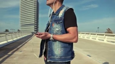 Adam ve smartphone kavramı. Güneş ve günbatımı