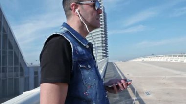 Adam ve smartphone kavramı