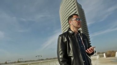 Adam ve smartphone kavramı. Güneş ve günbatımı