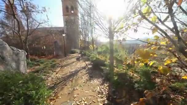 Ermita, capilla o iglesia.Pueblo y paisaje natural — Vídeo de stock