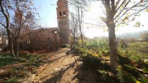 Ermita, capilla o iglesia.Pueblo y paisaje natural — Vídeos de Stock