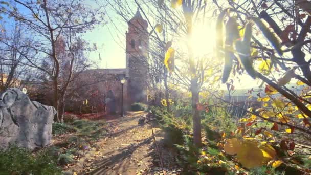 Ermita, capilla o iglesia.Pueblo y paisaje natural — Vídeo de stock