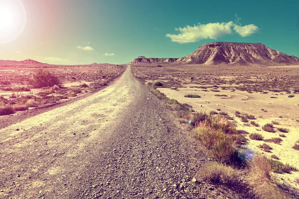 Paisagem do deserto e estrada. Pôr do sol cênica — Fotografia de Stock