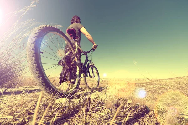 Sport i zdrowy tryb życia. Mountain bike i krajobraz tła — Zdjęcie stockowe