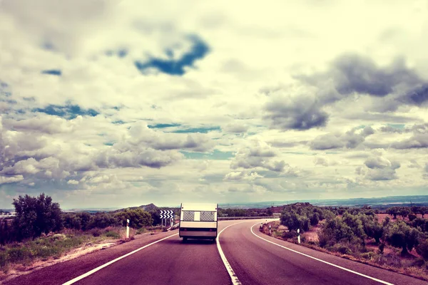Caravana estilo de vida estrada e paisagem — Fotografia de Stock