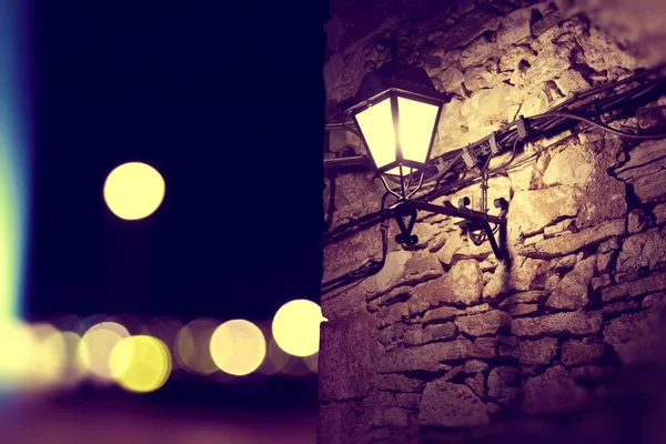 Stadslichten en lantaarnpaal bij nacht landschap — Stockfoto