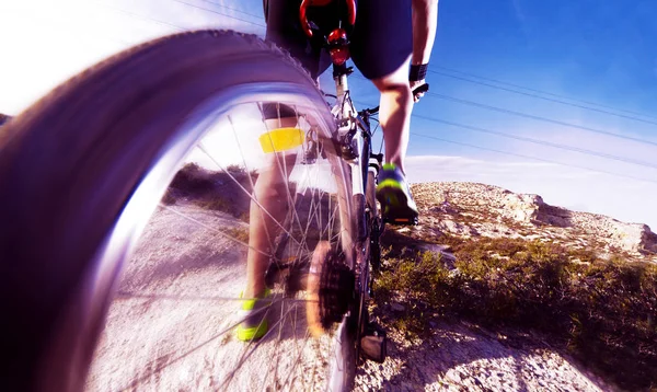 Sport e vita sana.Mountain bike e paesaggio di sfondo — Foto Stock