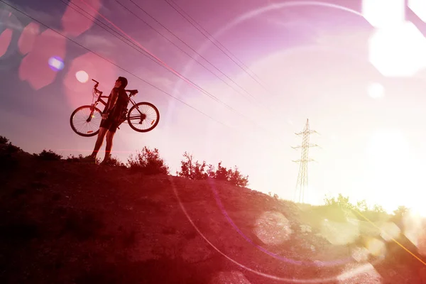 Sport en lifestyle. Mountain bike en landschap-achtergrond — Stockfoto